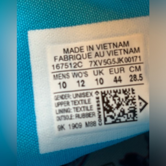 Converse Chuck Taylor Hi-Tops - Picture 9 of 12